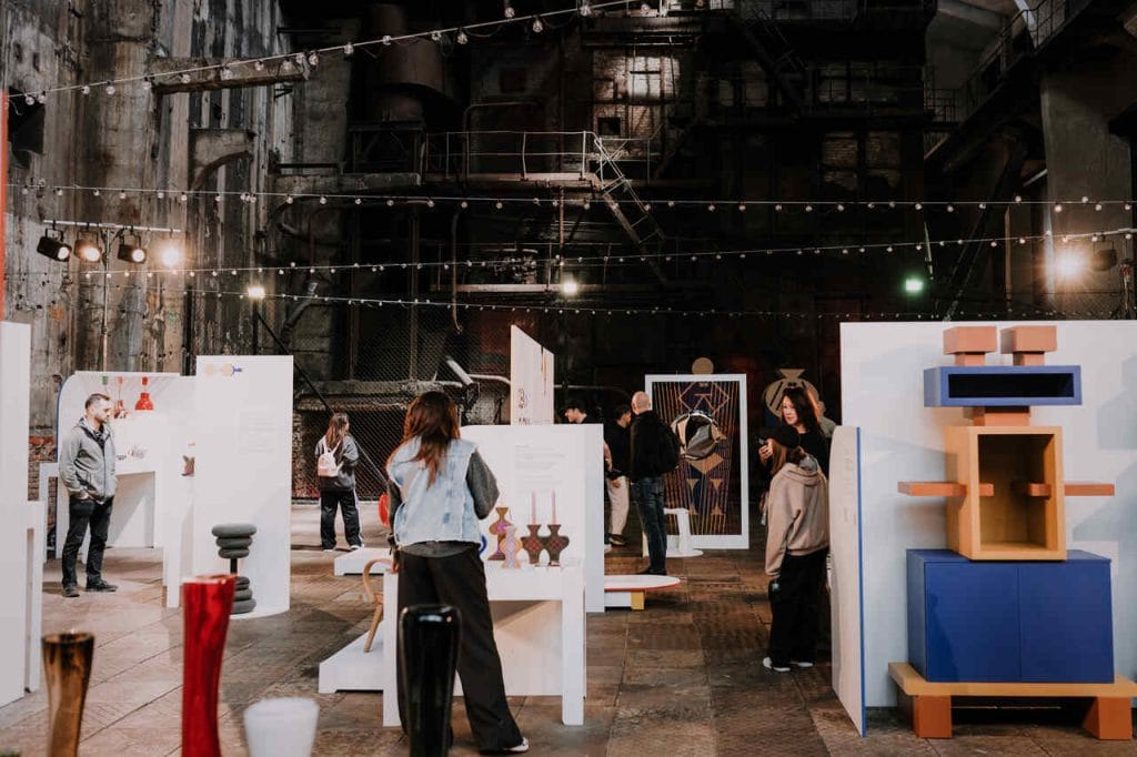 Na wystawie Idea > Forma > Marka / Polskie Forum Designu pojawiły się obiekty współczesnego polskiego wzornictwa, które funkcjonują już na rynku lub są na etapie wdrożenia. Kuratorzy: Bogusława Bronowicka, Michał Piernikowski. Fot. Marta Strzelczyk.