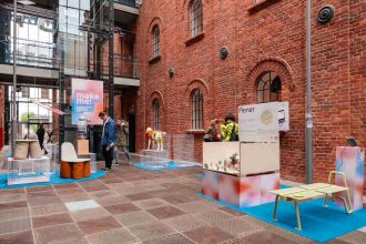 Po raz 18. został rozstrzygnięty konkurs dla młodych i początkujących projektantów – make me! Zwycięzców poznaliśmy podczas gali konkursu 20 maja 2025 r., zaś w maju zostali wyłonieni laureaci, których prace można było oglądać na wystawie towarzyszącej konkursowi – make me! 2025 – Laboratorium Innowacji w Centrum Festiwalowym (Art_Inkubator). Fot. HAWA.