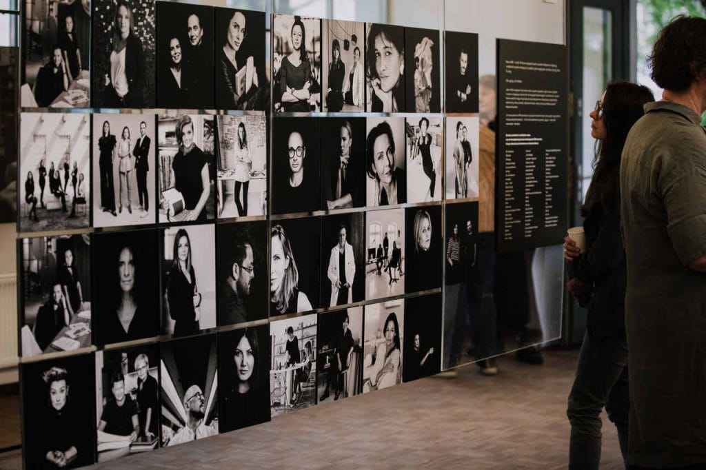 Wystawa „SAW – Ludzie i Wnętrza” prezentowała fotografie przestrzeni prywatnych i publicznych autorstwa polskich architektów wnętrz, zawarte w albumie nagrodzonym znakiem must have na Łódź Design Festival 2025. Wysokiej jakości prace ukazują projekty uchwycone przez wybitnych fotografów, między innymi takich jak Hanna Długosz, Yassen Hristov, Tom Kurek, Michał i Ola Przeździk-Buczkowscy, Olo Rutkowski czy Jola Skóra. To opowieść o przestrzeni, człowieku, a także sztuce tworzenia wnętrz. Kurator: Stowarzyszenie Architektów Wnętrz SAW. Fot. Marta Strzelczyk.