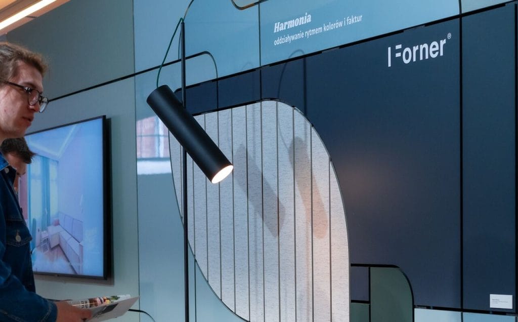 Wystawę „SENSUARIUM. Na styku zmysłów” utworzyły prace autorstwa przedstawicieli kadry wydziałów projektowych Uniwersytetu Artystycznego im. Magdaleny Abakanowicz w Poznaniu. Autorzy i autorki postanowili odnieść się do obiegowej opinii, iż twórczość polskich projektantów wyróżnia się na tle innych empatią. Kuratorzy: Mateusz Wróblewski, Tomasz Piwiński, Emilia Cieśla-Jarzębowska. Koncepcja wystawy: Michał Piernikowski. Fot. HAWA.