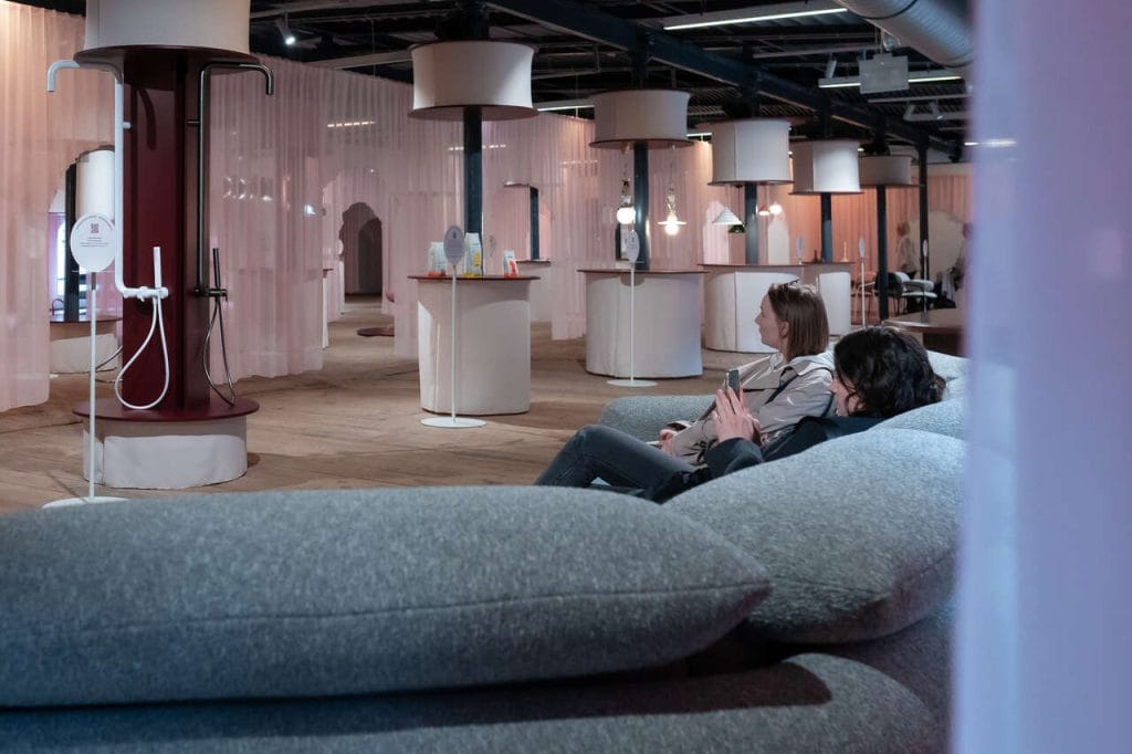 Jubileusz plebiscytu must have zasługiwał na niecodzienną oprawę – o niepowtarzalność wystawy zadbał Ferwor, warszawskie studio projektowe, które stworzyło modułową i zrównoważoną aranżację, inspirowaną przemysłową historią Łodzi. Ważnym elementem ekspozycji był też dialog z przestrzenią Art_Inkubatora, dawnych magazynów fabryki Karola Scheiblera. Fot. HAWA.