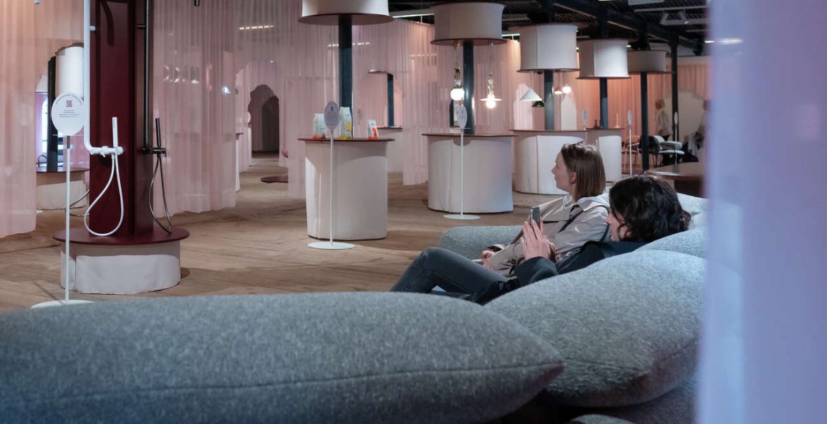 Jubileusz plebiscytu must have zasługiwał na niecodzienną oprawę – o niepowtarzalność wystawy zadbał Ferwor, warszawskie studio projektowe, które stworzyło modułową i zrównoważoną aranżację, inspirowaną przemysłową historią Łodzi. Ważnym elementem ekspozycji był też dialog z przestrzenią Art_Inkubatora, dawnych magazynów fabryki Karola Scheiblera. Fot. HAWA.