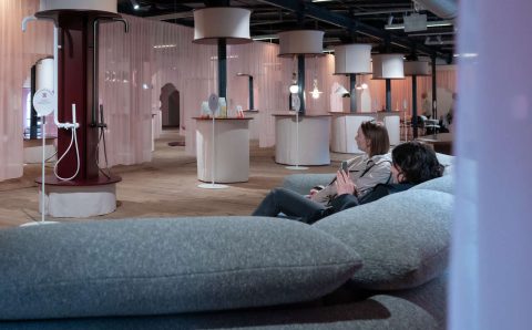 Jubileusz plebiscytu must have zasługiwał na niecodzienną oprawę – o niepowtarzalność wystawy zadbał Ferwor, warszawskie studio projektowe, które stworzyło modułową i zrównoważoną aranżację, inspirowaną przemysłową historią Łodzi. Ważnym elementem ekspozycji był też dialog z przestrzenią Art_Inkubatora, dawnych magazynów fabryki Karola Scheiblera. Fot. HAWA.