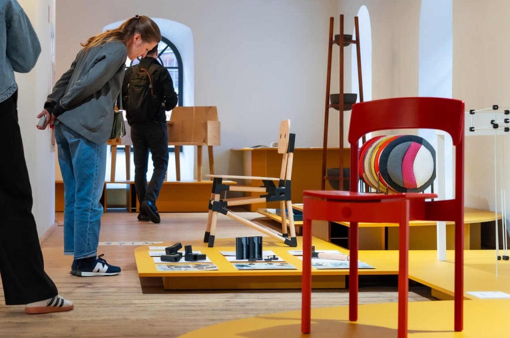 Czy widząc przedmiot zastanawiasz się skąd twórca czerpał pomysł? Czy proces projektowy to efekt weny, analizy twardych danych, czy może wypadkowa ograniczeń materiałowych? Wystawa „ZAPROJEKTOWANE. Każdy przedmiot ma historię” udowodniła, że nie ma jednej odpowiedzi. Jest za to wiele sposobów na osiągnięcie efektu finalnego, jakim jest zaprojektowany przedmiot. Sam proces twórczy, jest często tak samo autorski, co końcowy obiekt. Ekspozycja pokazała historie, które stoją za przedmiotami. Kuratorzy: Szymon Hanczar, Magdalena Kasprzyca. Fot. HAWA.