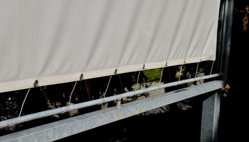 Plandeka biała na balkonie do ochrony mebli ogrodowych