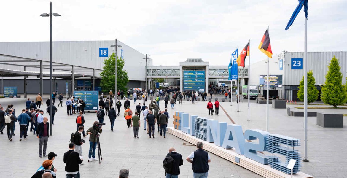 Z szansy na zdobycie wiedzy o inteligentnych maszynach i procesach produkcyjnych oszczędzających zasoby, skorzystało 78 tys. zwiedzających ze 156 krajów. To wynik niewiele gorszy od osiągniętego podczas poprzedniej edycji. Fot. Rainer Jensen, Deutsche Messe.