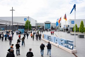 Z szansy na zdobycie wiedzy o inteligentnych maszynach i procesach produkcyjnych oszczędzających zasoby, skorzystało 78 tys. zwiedzających ze 156 krajów. To wynik niewiele gorszy od osiągniętego podczas poprzedniej edycji. Fot. Rainer Jensen, Deutsche Messe.