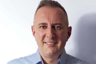 Marcin Depa, przedsiębiorca związany z branżą meblarską od blisko 20 lat. Zarządzał sprzedażą m.in. w Meble Vox, IMS Group i Paged Meble. Obecnie współzałożyciel i członek zarządu Style Home Contract.