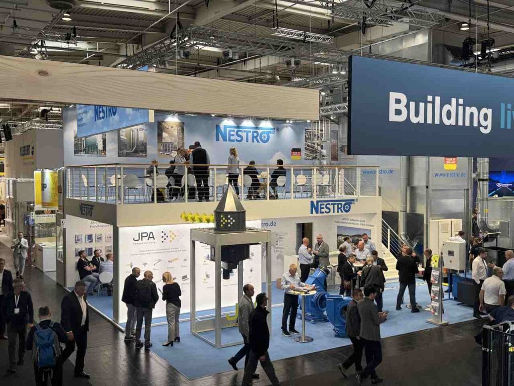 Podczas tegorocznych targów LIGNA 2025 w Hanowerze Grupa NESTRO zaprezentowała się jako kompleksowy dostawca innowacyjnych rozwiązań dla przemysłu drzewnego i meblarskiego. Obecność na jednej z najważniejszych imprez branżowych na świecie była okazją do pokazania nie tylko nowoczesnych systemów odpylania, lecz także pełnej siły i różnorodności grupy – w tym firm NETECS z Polski oraz JPA z Austrii. Na stoisku Grupy NESTRO zaprezentowano po raz pierwszy w tak kompleksowy sposób kompetencje wszystkich spółek należących do grupy. NETECS, polski producent wydajnych wentylatorów przemysłowych, a także austriacka firma JPA, specjalizująca się w systemach wygarniania trocin i pyłów, uzupełniły ekspozycję NESTRO, tworząc obraz zintegrowanego dostawcy kompletnych rozwiązań do filtrowania, transportu i przetwarzania powietrza oraz odpadów poprodukcyjnych. Jednym z najważniejszych wydarzeń na stoisku NESTRO była premiera dwóch nowych urządzeń odpylających, które znacząco rozszerzają dotychczasową ofertę firmy: nowego odpylacza NE400 oraz filtra NKJ 2500 T.
