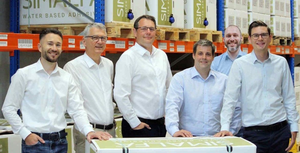Od lewej: Andri Simmler (Co-CSO), Thomas Simmler (CEO), Christian Bänninger (COO), Reto Bisang (CFO), Jochen Schanbacher (Managing Director Asia-Pacific), Florian Mack (CIO/CDO) w ALFA Klebstoffe. Źródło: Simalfa.