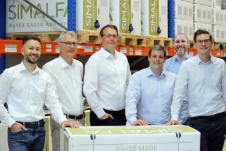 Od lewej: Andri Simmler (Co-CSO), Thomas Simmler (CEO), Christian Bänninger (COO), Reto Bisang (CFO), Jochen Schanbacher (Managing Director Asia-Pacific), Florian Mack (CIO/CDO) w ALFA Klebstoffe. Źródło: Simalfa.