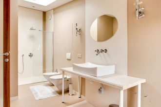 Płyy budowlane - wykorzystanie na przykładzie łazienki w kolorach pastelowych.