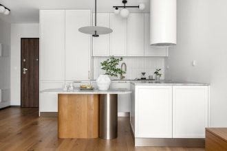 Stonowane kolory i nuta nostalgii w kuchni - projekt: Decoroom, stylizacja: Maria Szymańska. Fot. Kamila Markiewicz-Lubańska, Wnętrza w Obiektywie.