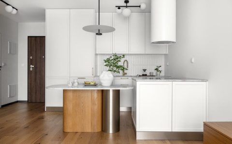 Stonowane kolory i nuta nostalgii w kuchni - projekt: Decoroom, stylizacja: Maria Szymańska. Fot. Kamila Markiewicz-Lubańska, Wnętrza w Obiektywie.