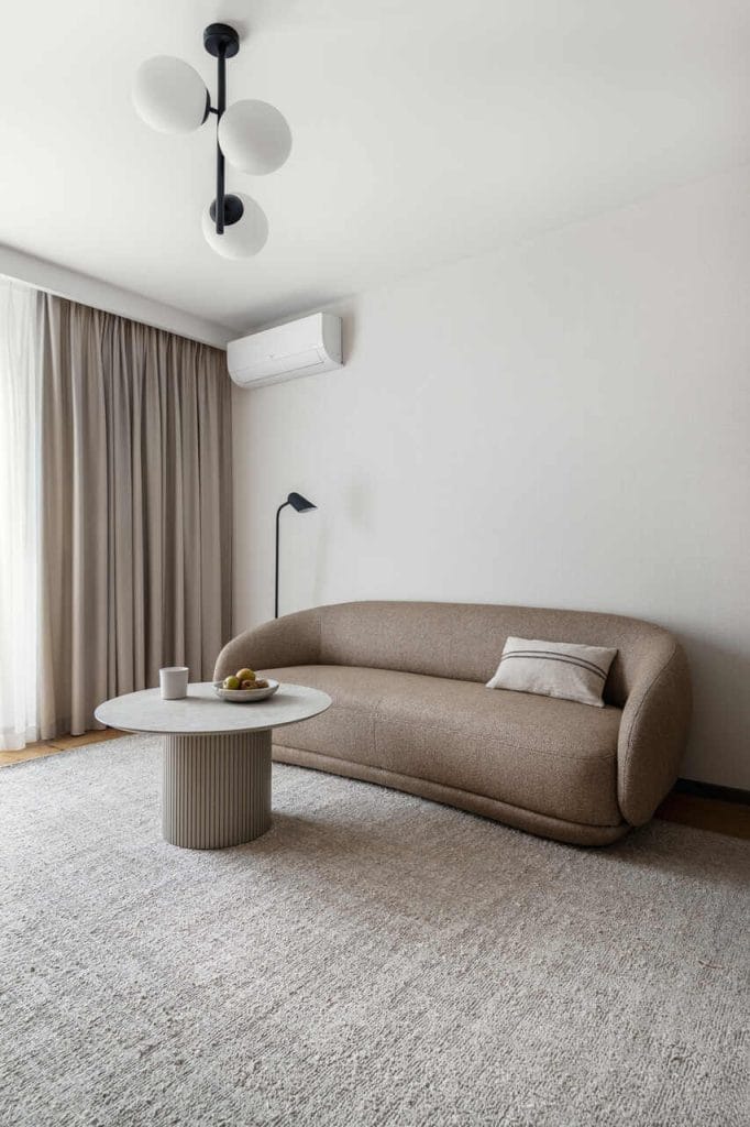 W salonie dominują stonowane kolory. Projekt: Decoroom, stylizacja: Maria Szymańska. Fot. Kamila Markiewicz-Lubańska, Wnętrza w Obiektywie.