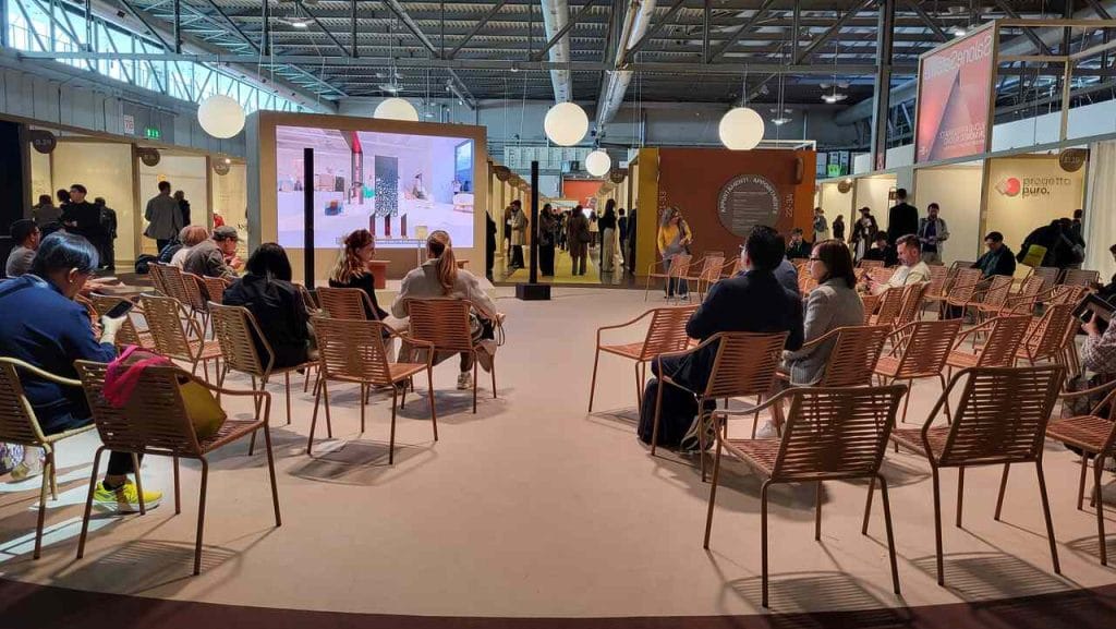 Publiczność w oczekiwaniu na ogłoszenie werdyktu w konkursie SaloneSatellite Award 2025. Fot. Anna Szypulska.