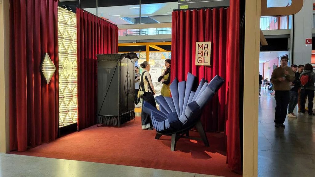 Maria Gil jest polską projektantką mebli mieszkającą i w Londynie i w Warszawie, a pracującą w całej Europie. Studiowała wzornictwo w Accademia di Belle Arti di Brera w Mediolanie i na University of the Arts London. Fot. Anna Szypulska.