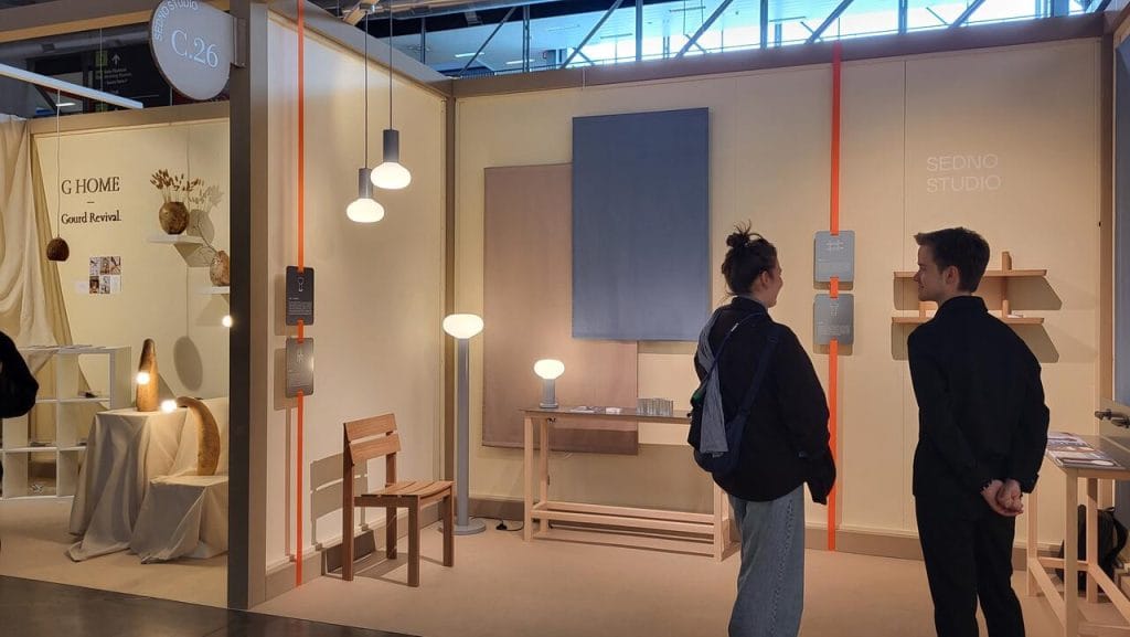 SEDNO STUDIO to multidyscyplinarne studio projektowe z siedzibą w Oslo, założone w 2020 roku, łączące wzornictwo przemysłowe i sztuki wizualne. Jego właścicielem jest Wojciech Błaszczyk, absolwent Wzornictwa Przemysłowego Akademii Sztuk Pięknych i Wzornictwa we Wrocławiu, który doświadczenie zdobywał w renomowanych pracowniach, takich jak Nichetto Studio (Włochy), Claesson Koivisto Rune (Szwecja), Normann Copenhagen (Dania) i Zieta Studio (Polska). Fot. Anna Szypulska.