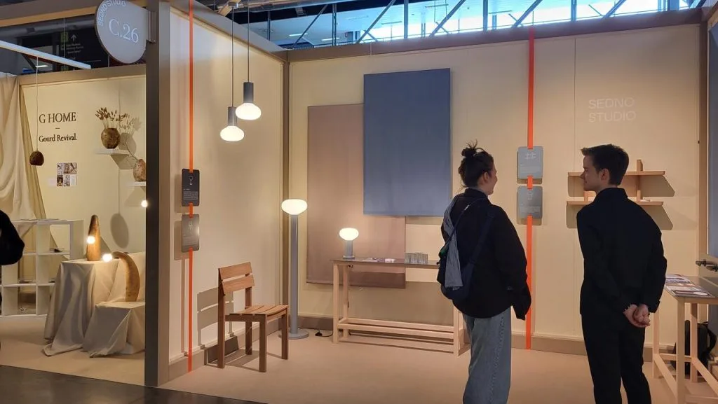SEDNO STUDIO to multidyscyplinarne studio projektowe z siedzibą w Oslo, założone w 2020 roku, łączące wzornictwo przemysłowe i sztuki wizualne. Jego właścicielem jest Wojciech Błaszczyk, absolwent Wzornictwa Przemysłowego Akademii Sztuk Pięknych i Wzornictwa we Wrocławiu, który doświadczenie zdobywał w renomowanych pracowniach, takich jak Nichetto Studio (Włochy), Claesson Koivisto Rune (Szwecja), Normann Copenhagen (Dania) i Zieta Studio (Polska). Fot. Anna Szypulska.
