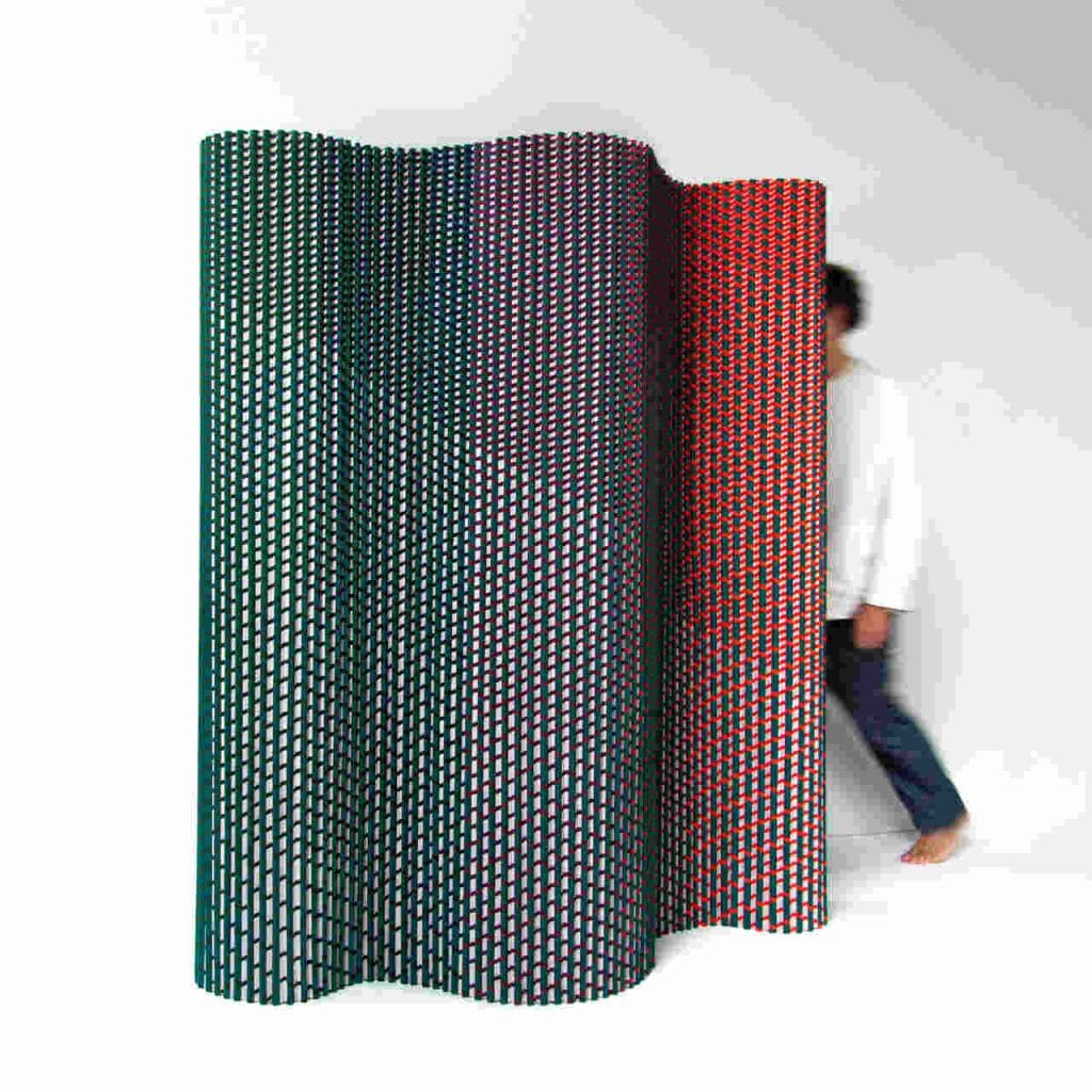 Uzasadnienie werdyktu: Wyróżnia się perfekcją wykonania, reinterpretacją technik, badaniem kolorów i sensoryczności dotykowej, a w ostatniej kolejności aktualnością współczesnej interpretacji antycznego mebla. [[Jesteśmy zaszczyceni otrzymaniem tej nagrody. Pracowaliśmy długo i ciężko, z pasją i ambicją. Ekran jest wykonany z filcu i bawełny, które wzajemnie się wzmacniają. Bawiliśmy się kolorami, aby podkreślić jego ekspresyjną jakość]] – skomentowali projektanci. Fot. Ludovica Mangini | Salone del Mobile.Milano.