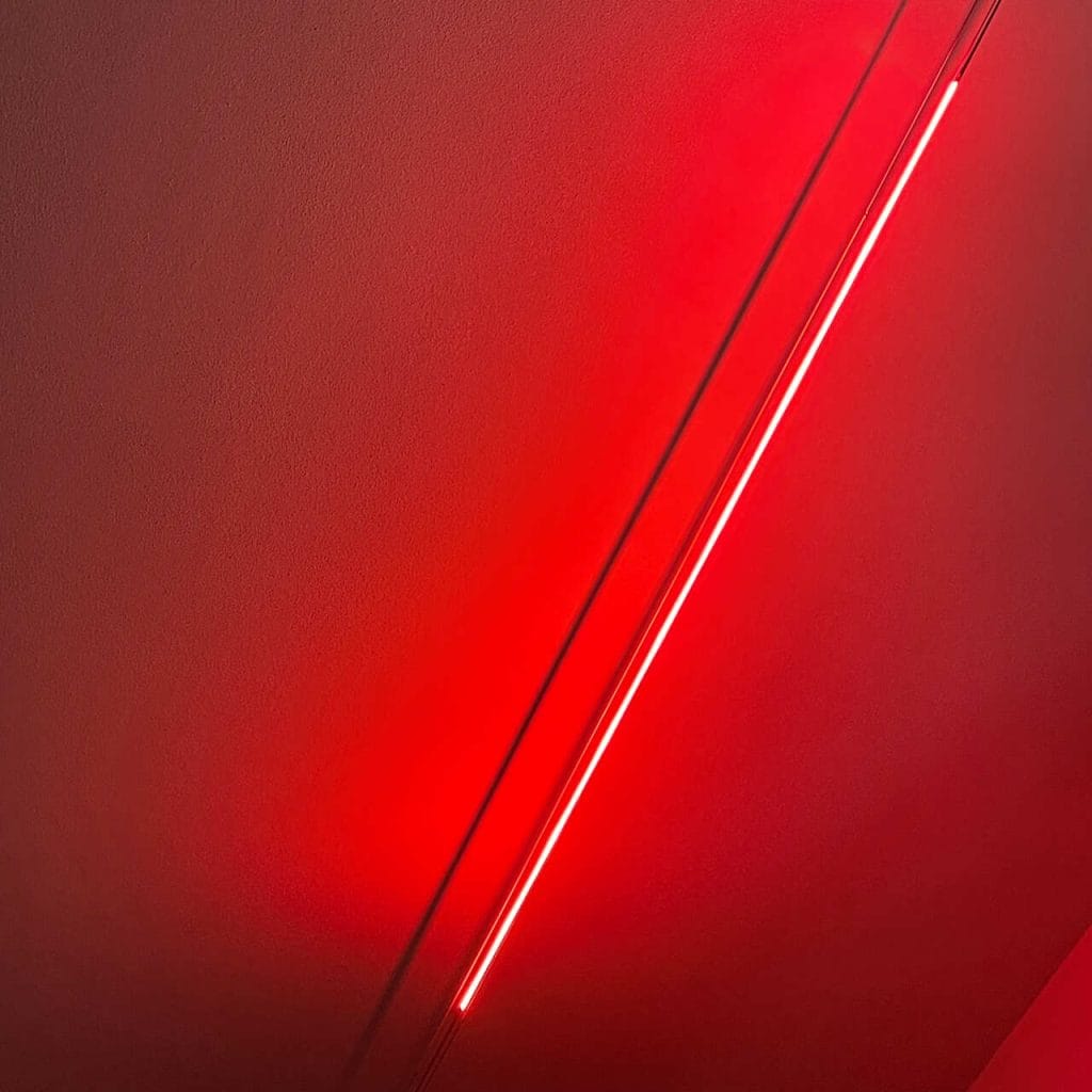 Uzasadnienie werdyktu: Dzięki swojej absolutnej prostocie przywraca i jest w stanie uchwycić magię gestu, łącząc design, badania i inspirację. [[Nagroda należy się Marvie. Bez niej nawet by mnie tu nie było; stworzyła tę przestrzeń dla nas, młodych ludzi. Bardzo trudno jest nam dostać się na Salone del Mobile.Milano. Lampa Fil Rouge inspirowana jest legendą: czerwona nić łączy dusze między dwoma palcami naszej dłoni i naszej bratniej duszy. Kiedy ją naciągamy, rozpala się miłość i to właśnie starałem się osiągnąć tą lampą]] – powiedział Riccardo Toldo. Fot. Ludovica Mangini | Salone del Mobile.Milano.