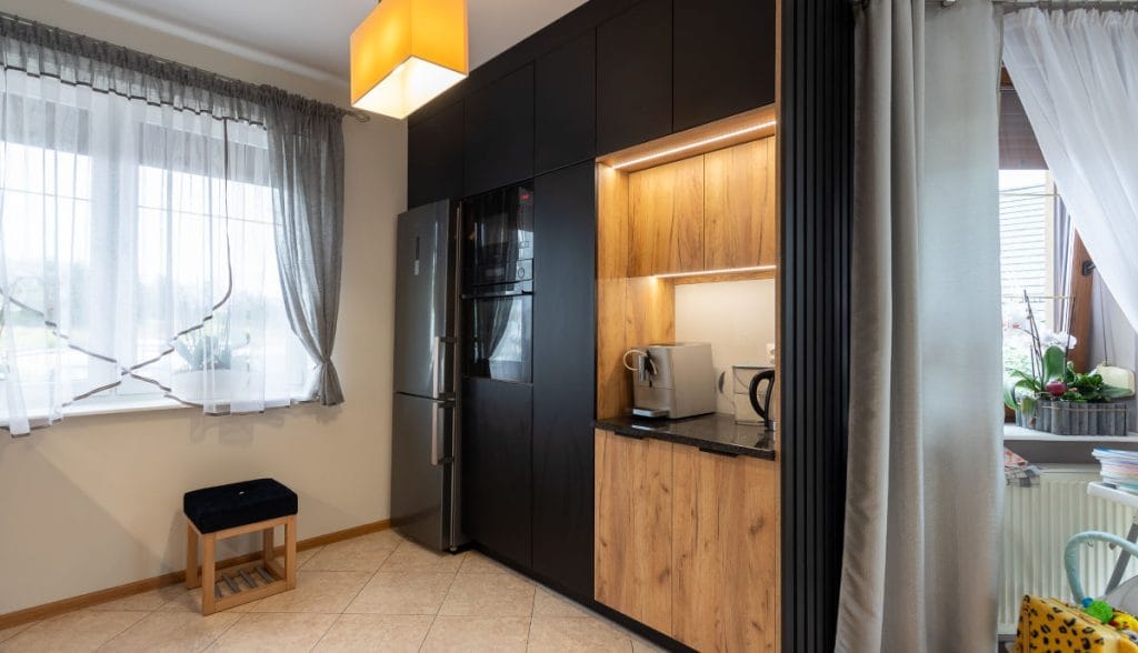 Kuchnia z nowoczesnymi frontami meblowymi z oferty Stylfront. Dwukolorowa zabudowa ścienna.