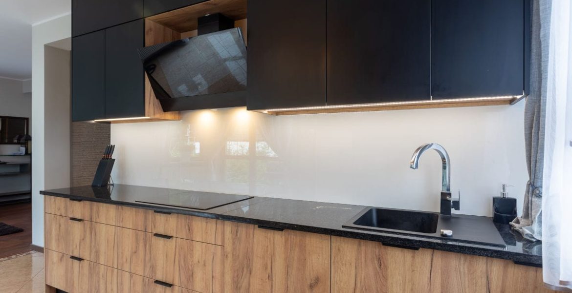 Kuchnia z nowoczesnymi frontami meblowymi z oferty Stylfront.