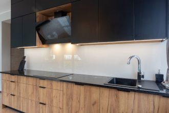 Kuchnia z nowoczesnymi frontami meblowymi z oferty Stylfront.