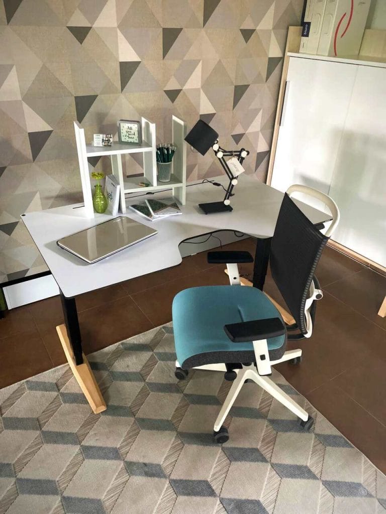 Przestrzeń w pokoju nastolatków musi wspierać ich rozwój, pasje i ułatwiać codzienne obowiązki. W ich pokoju coraz mniej miejsca zajmuje zabawa, a coraz więcej – nauka. Ponieważ spędzają wiele godzin przy biurku, niezwykle ważne staje się jego ergonomiczne dopasowanie. System H2O od TOBO odpowiada na te potrzeby, oferując nowoczesne biurka z regulowaną wysokością. Pozwalają one dostosować pozycję pracy do wzrostu użytkownika, co sprzyja zdrowej postawie i koncentracji. To idealne rozwiązanie dla młodych ludzi, którzy potrzebują komfortowej, trwałej i funkcjonalnej przestrzeni do nauki. Meble wyposażone są w uchwyty z płyty HPL, ułatwiające obsługę z pozycji siedzącej. Specjalna aplikacja przypomina o zmianie pozycji i oferuje ćwiczenia. Powłoka Sanitized® usuwa do 99,99% bakterii, a wełniana tapicerka neutralizuje szkodliwe substancje.