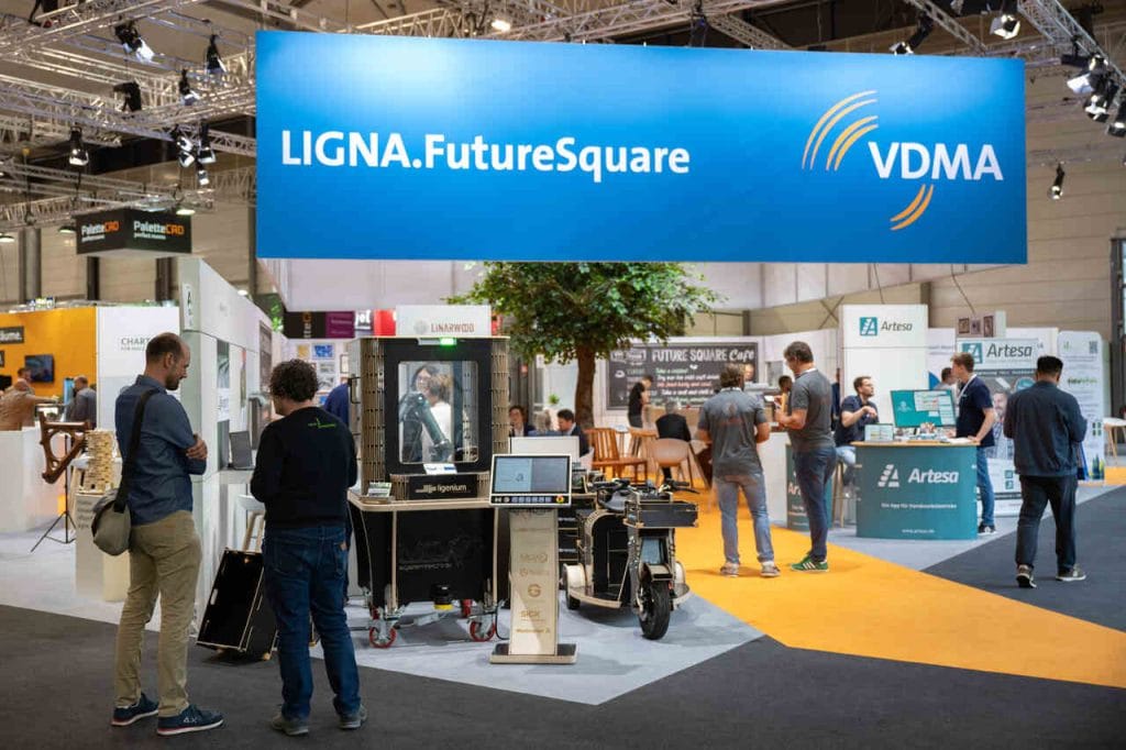 VDMA i VDMA Startup Machine już po raz drugi zorganizowały LIGNA.FutureSquare. Startupy, firmy członkowskie VDMA i inicjatywy partnerskie zaprezentowały innowacje dla przemysłu drzewnego. Zakres rozwiązań obejmował oprogramowanie do optymalizacji procesów, efektywnego wykorzystania zasobów, technologie budownictwa drewnianego i rozwiązania dla gospodarki o obiegu zamkniętym. Fot. Rainer Jensen, Deutsche Messe.