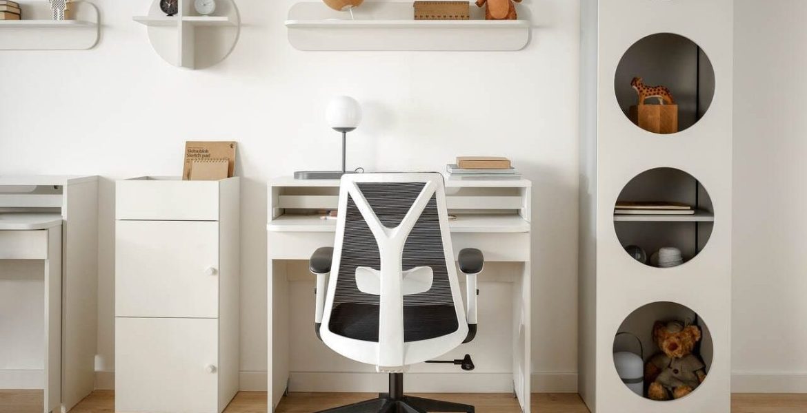 Kolekcja mebli RELI marki VOX, której salon znajduje się w Galerii Wnętrz DOMAR, to kompleksowy zestaw mebli dla dzieci i młodzieży od 7 roku życia aż do dorosłości. Biurka, łóżka i szafy dostępne są w wielu wersjach, dla różnych charakterów i różnych rozmiarów przestrzeni. Z nimi można urządzić każdą strefę dziecięcego pokoju – do nauki, relaksu i zabawy. Baza kolorystyczna – alabastrowa biel – tworzy tło dla dowolnej aranżacji. Wybór ilości i układu charakterystycznych frontów z okrągłymi wycięciami pozwala nadać meblom indywidualny charakter. Szuflady z cichym domykiem, odpowiednie prowadnice, zaoblone krawędzie, mechanizm poziomowania mebli – oto meble, które bez zarzutu sprostają dziecięcej energii.