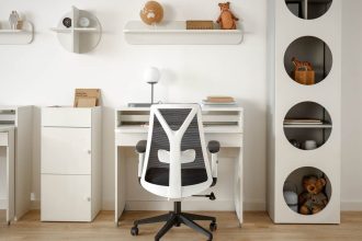 Kolekcja mebli RELI marki VOX, której salon znajduje się w Galerii Wnętrz DOMAR, to kompleksowy zestaw mebli dla dzieci i młodzieży od 7 roku życia aż do dorosłości. Biurka, łóżka i szafy dostępne są w wielu wersjach, dla różnych charakterów i różnych rozmiarów przestrzeni. Z nimi można urządzić każdą strefę dziecięcego pokoju – do nauki, relaksu i zabawy. Baza kolorystyczna – alabastrowa biel – tworzy tło dla dowolnej aranżacji. Wybór ilości i układu charakterystycznych frontów z okrągłymi wycięciami pozwala nadać meblom indywidualny charakter. Szuflady z cichym domykiem, odpowiednie prowadnice, zaoblone krawędzie, mechanizm poziomowania mebli – oto meble, które bez zarzutu sprostają dziecięcej energii.