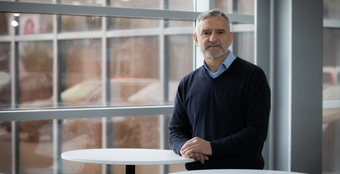 Wiesław Michalak, autor książki „Słownik meblarski. Materiałoznawstwo nie tylko dla profesjonalistów”.