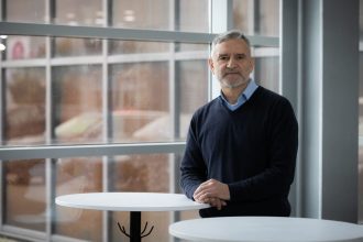 Wiesław Michalak, autor książki „Słownik meblarski. Materiałoznawstwo nie tylko dla profesjonalistów”.