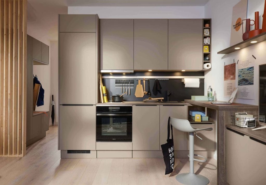 Wiele funkcji na małej przestrzeni: To rozwiązanie kuchenne do małych mieszkań może posłużyć również jako domowe biuro. Fot. AMK.