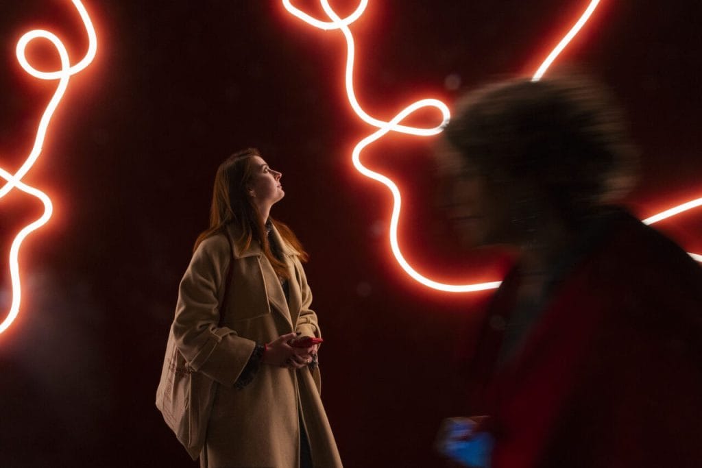 Dzięki neutralnej palecie kolorów: bieli i szarości, przełamanych odważną czerwienią, stoisko Artemide na Euroluce 2025 płynnie integrowało się ze współczesną estetykę, oferując wybór subtelnych, ale eleganckich przestrzeni oraz ucieczkę od zgiełku i tętniących życiem targów. Fot. Diego Ravier / Salone del Mobile.Milano.