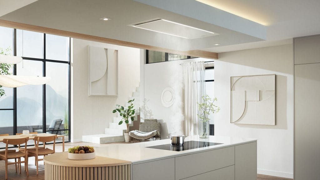 Ten biały, matowy wentylator sufitowy (dostępny w szerokości 90 lub 120 cm) idealnie wpisuje się w każdą przestrzeń. Dzięki nowemu systemowi jest wygodny w montażu lub konserwacji na suficie. Panel można dostosować, na przykład poprzez malowanie lub lakierowanie. Fot. AMK.