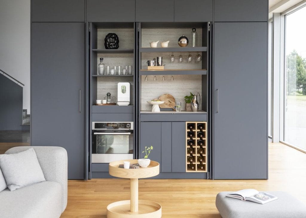 Nowa odsłona showroomu Peka w Swarzędzu to nie tylko ekspozycja systemów do kuchni, ale przede wszystkim miejsce realnego doświadczenia funkcjonalności, ergonomii i jakości. Przemyślana aranżacja przestrzeni – zaprojektowana przez Orwat Design – odpowiada na potrzeby zarówno klientów indywidualnych, jak i architektów, dając im narzędzia do podejmowania świadomych decyzji projektowych.