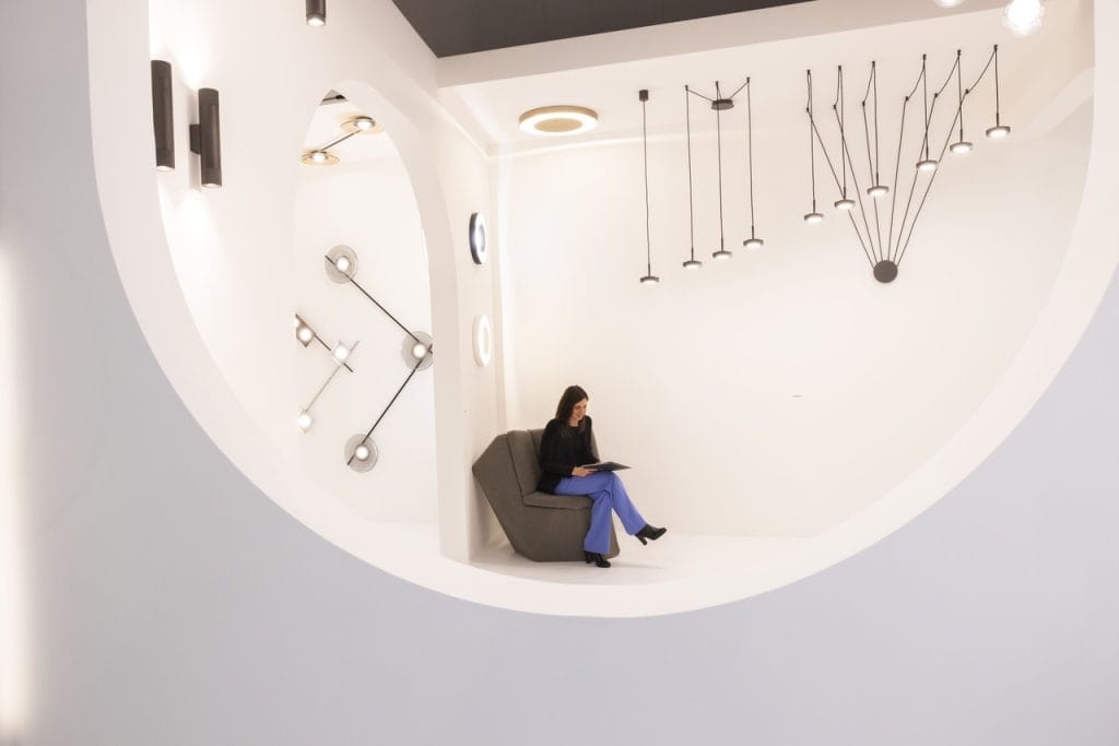 Vivida International postawiła podczas Euroluce 2025 na rozwiązania oświetleniowe o czystych liniach i minimalistycznym wzornictwie. Fot. Diego Ravier / Salone del Mobile.Milano.