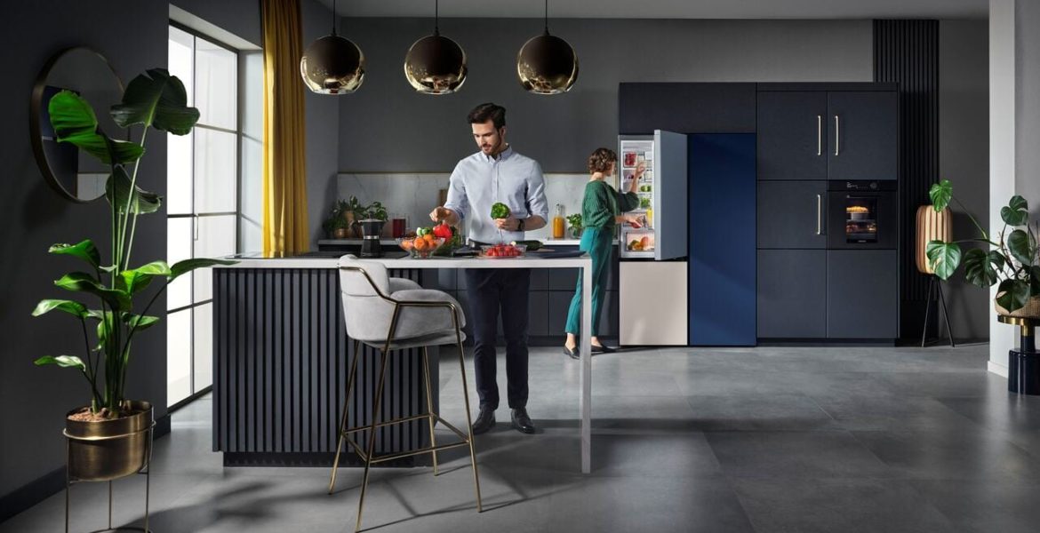 Minimalizm w kuchni to dziś nie tylko trend estetyczny, ale i praktyczne podejście do gotowania. Mniej urządzeń oznacza więcej przestrzeni, porządku i swobody działania. Piekarnik Samsung z funkcją Air Fry to prawdziwy multitool w kuchni – piecze, grilluje i smaży niemal bez tłuszczu. Dzięki temu na blacie nie trzeba mieć osobnej frytkownicy beztłuszczowej czy niewielkiego grilla, a kuchnia zyskuje przestrzeń i uporządkowany wygląd. Mniej urządzeń to mniej kabli, mniej kurzu i więcej swobody aranżacyjnej.