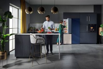 Minimalizm w kuchni to dziś nie tylko trend estetyczny, ale i praktyczne podejście do gotowania. Mniej urządzeń oznacza więcej przestrzeni, porządku i swobody działania. Piekarnik Samsung z funkcją Air Fry to prawdziwy multitool w kuchni – piecze, grilluje i smaży niemal bez tłuszczu. Dzięki temu na blacie nie trzeba mieć osobnej frytkownicy beztłuszczowej czy niewielkiego grilla, a kuchnia zyskuje przestrzeń i uporządkowany wygląd. Mniej urządzeń to mniej kabli, mniej kurzu i więcej swobody aranżacyjnej.