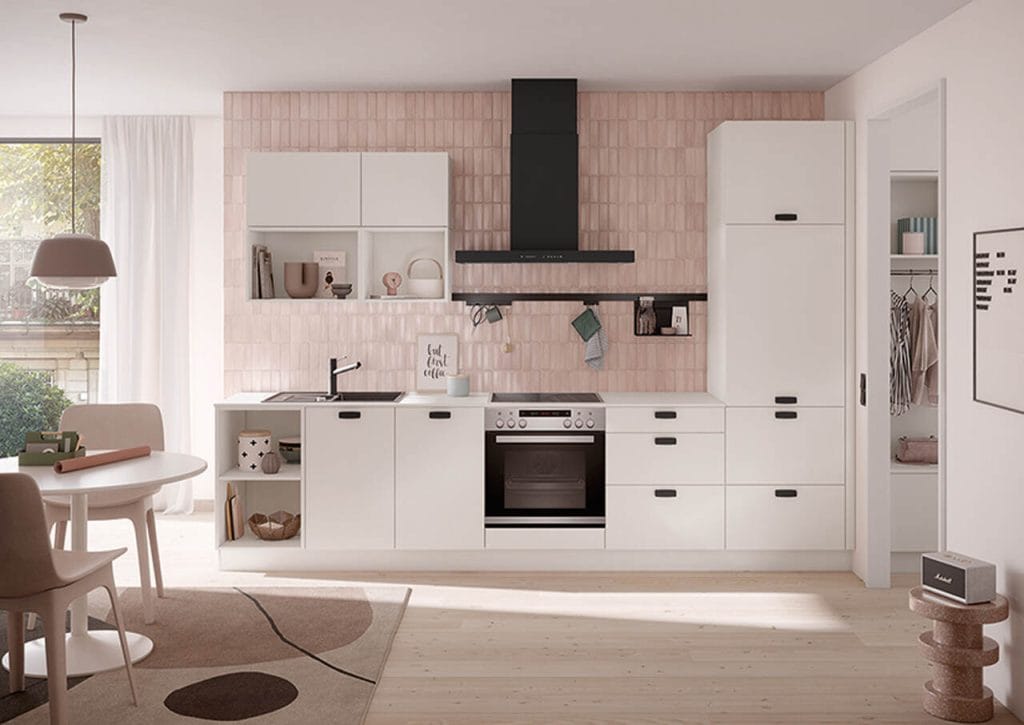 Przytulna i jasna kuchnia, w modnym, kontrastowym zestawieniu czerni i bieli, idealnie wpisuje się w otwartą przestrzeń kuchenno-salonową. Fot. AMK.