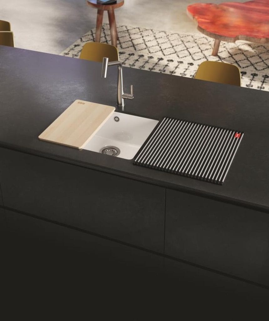 Codzienny pośpiech sprawia, że szczególne znaczenie w wyposażeniu domu mają rozwiązania, które upraszczają i przyspieszają codzienne czynności. Dotyczy to również zlewozmywaków. Modele podwieszane, takie jak nowy Franke KubusX Fraceram, mają tu szczególne znaczenie, ponieważ w strefie zmywania wykonujemy ponad 60% prac kuchennych. Nowe modele prezentują się szczególnie elegancko, ale również ułatwiają prace kuchenne, w tym sprzątanie. Dzięki temu więcej czasu zostaje na to, co najważniejsze, od błogiego relaksu po relacje z bliskimi i przyjaciółmi – mówi Katarzyna Niezabitowska-Baj z Franke Polska.