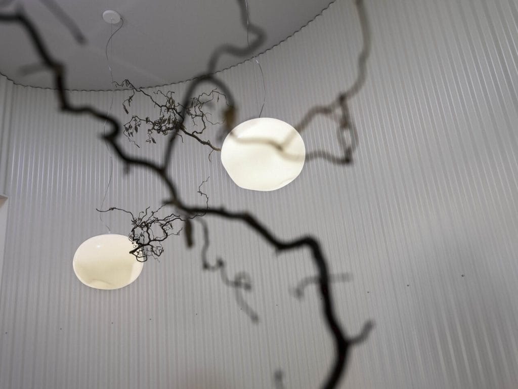 W lampie Brotas, którą Studio Campana, zaprojektowało dla marki Fabbian, łączą się natura, technologia i przestrzeń. Fot. Alex Majoli – Magnum Creative.