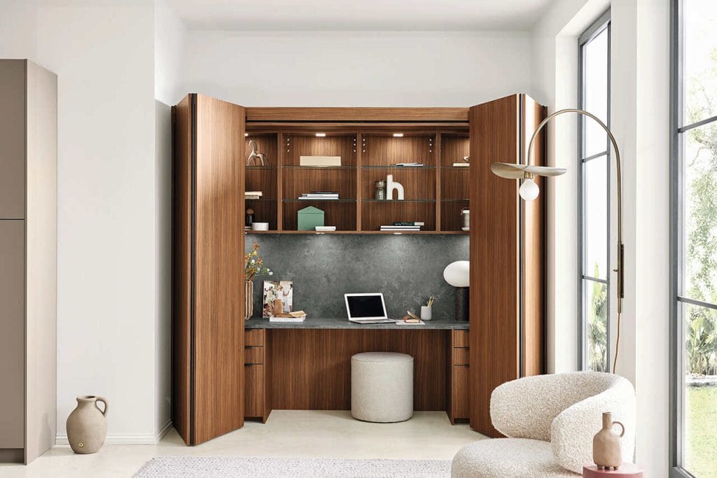 Kuchnia przyszłości nie zna ograniczeń i rozszerza się na inne funkcje. Po skończonej pracy domowe biuro można schować za eleganckimi składanymi drzwiami przesuwnymi. Fot. AMK.