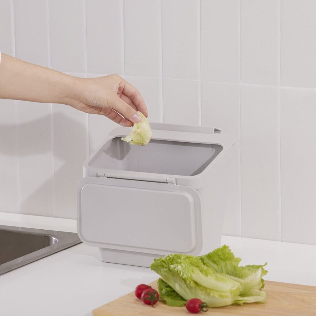 Jeśli chodzi o odpady, szczególnie w kuchni, to IKEA oferuje różne rozwiązania dopasowane do codziennych czynności. Korzystając z kosza na odpady SKOLÄST można łatwo rozpocząć segregowanie bioodpadów. Wdrożenie zbiórki bioodpadów w przeciętnym gospodarstwie domowym może skutkować zmniejszeniem emisji CO₂e (ekwiwalentu CO₂) nawet o 144 kg rocznie. SKOLÄST to niewielki kosz, który można zawiesić na drzwiach szafki przy zlewie – idealny do obierek i resztek podczas gotowania.