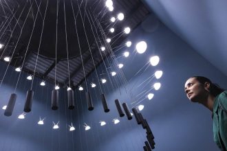 Liiu to nowy, lekki i elastyczny system lamp wiszących zaprojektowany przez Vantot dla Luceplan, a zaprezentowany podczas Euroluce 2025. Fot. Diego Ravier / Salone del Mobile.Milano.