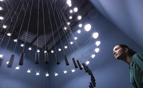 Liiu to nowy, lekki i elastyczny system lamp wiszących zaprojektowany przez Vantot dla Luceplan, a zaprezentowany podczas Euroluce 2025. Fot. Diego Ravier / Salone del Mobile.Milano.