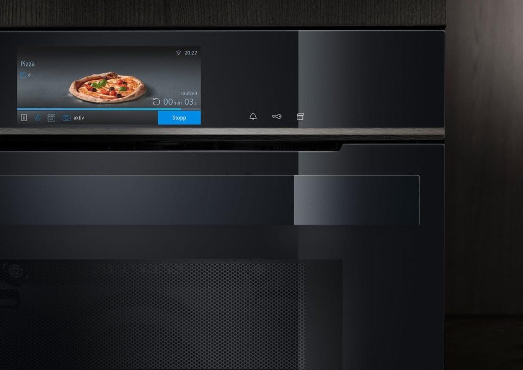 To urządzenie klasy premium rozpoznaje 80 potraw, łącząc kamerę piekarnika ze sztuczną inteligencją. Wystarczy umieścić w nim potrawę, a ona automatycznie wybierze odpowiedni program za pomocą AI. Czujnik obsługiwany przez AI zapewnia pożądany stopień zrumienienia. Fot. AMK.