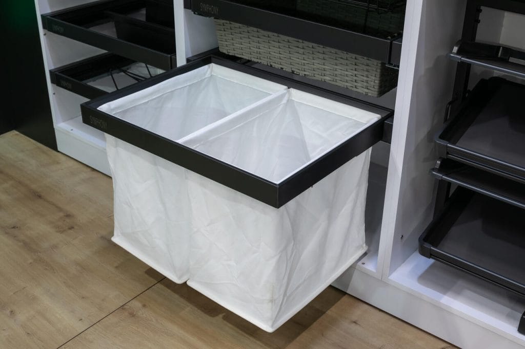 Podczas targów interzum 2025 na stoisku marki ATM Akcesoria Meblowe pojawiły się najnowsze produkty. Z zainteresowaniem zwiedzających spotkały się nowe rozwiązania w garderobie Symphony, m.in. kosz z workiem WB-676. Worek można łatwo wyjąć z zawartością i przenieść z garderoby do pralni. Fot. Tomasz Markowski.